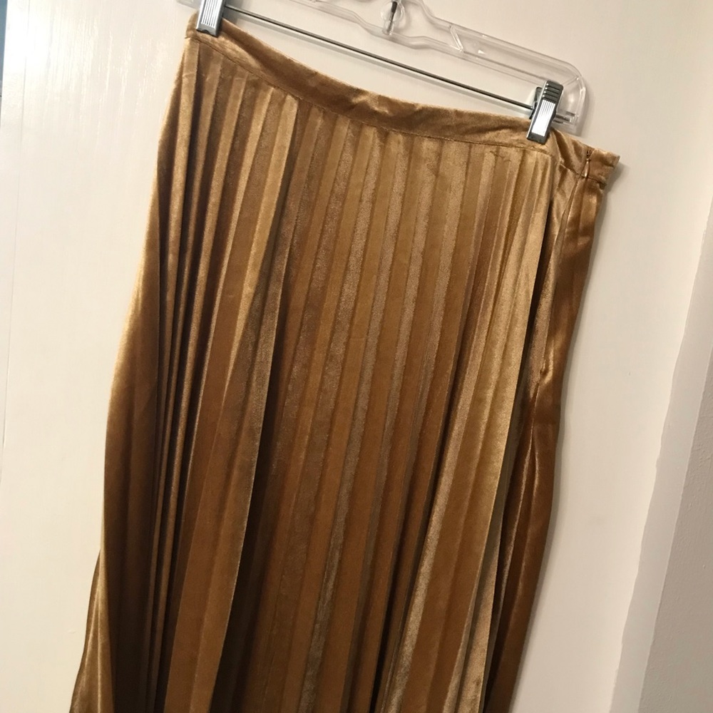 Chelsea & Violet Gold Medium Pleat Skirt